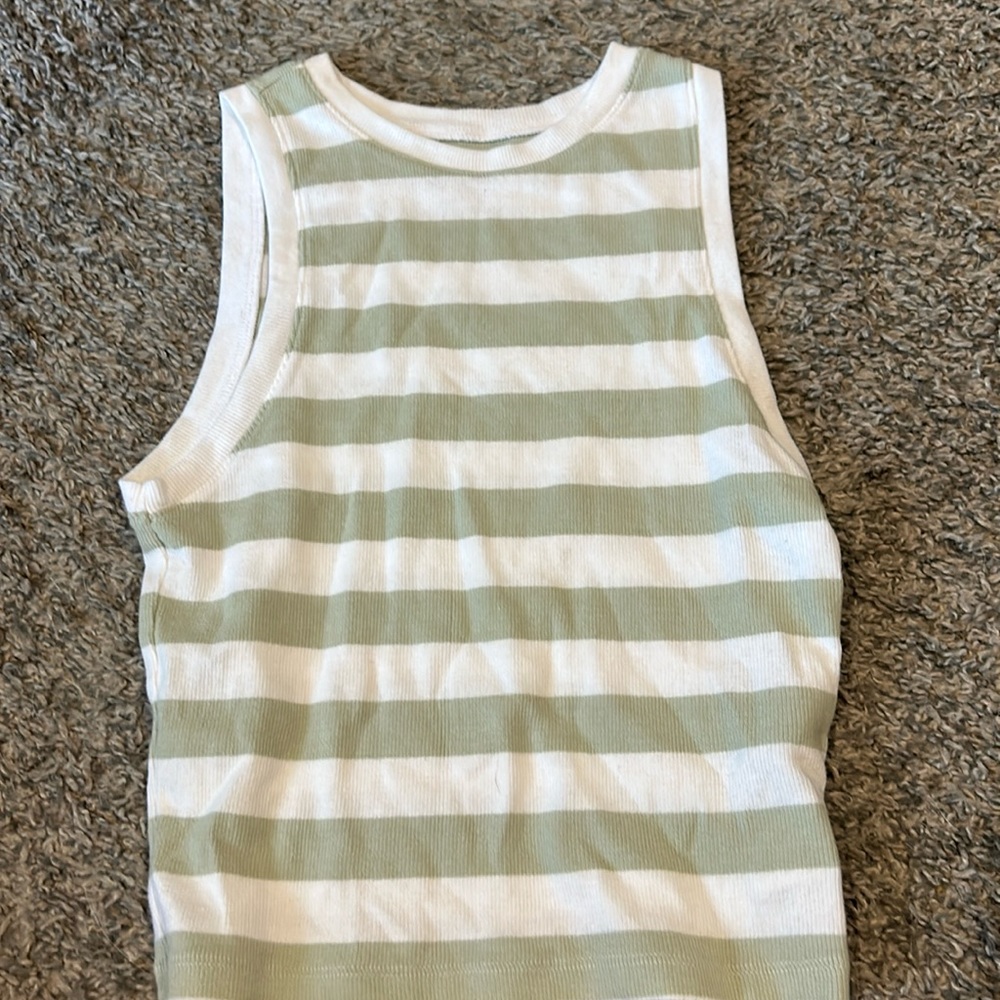 SUPERRR CUTE tank top perfect for summer!